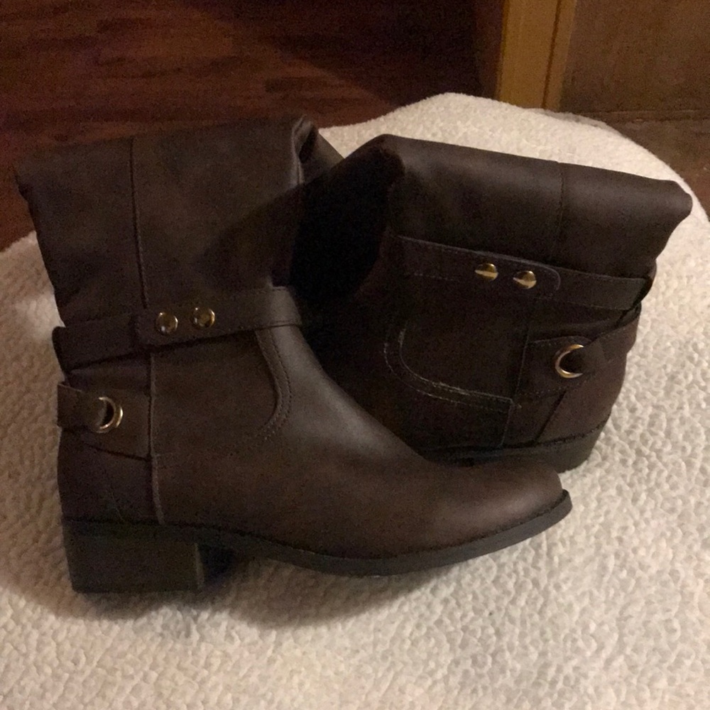 Boots - Picture 2 of 4